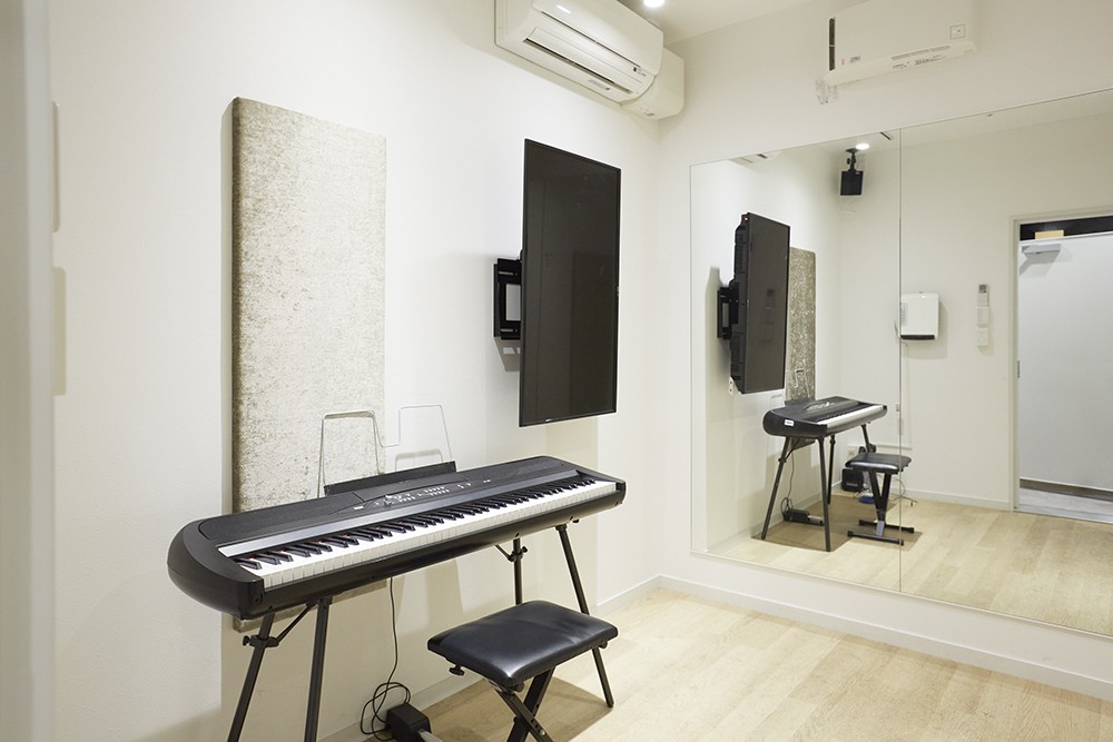 ピアノルームは、ピアノレッスンの他にボーカルや管楽器のレッスンにもご利用いただけます。ピアノ伴奏に合わせて演奏すると気持ち良いですよ。