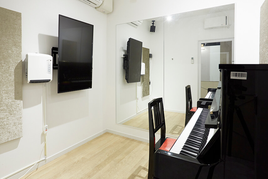 アップライトピアノも配備しています。生ピアノらしい打鍵感と音色を感じながら本格的なレッスンを受講いただけます。