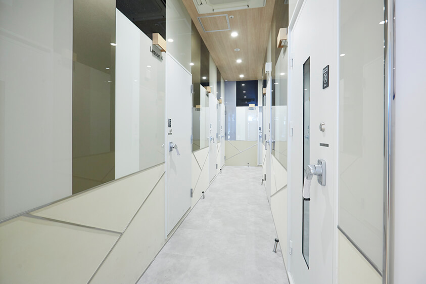 広さの異なるレッスン室が8部屋あり、アンプやキーボード等様々な設備も置いております。レッスン内容にあったお部屋をご利用いただけます。