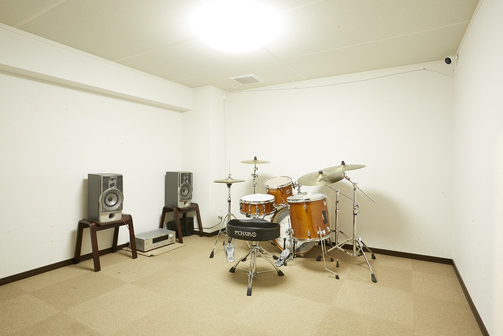 広々としたお部屋では、琴やコントラバスなど、大きな楽器のレッスンも行われています。のびのびと身体を大きく使って演奏ができます。