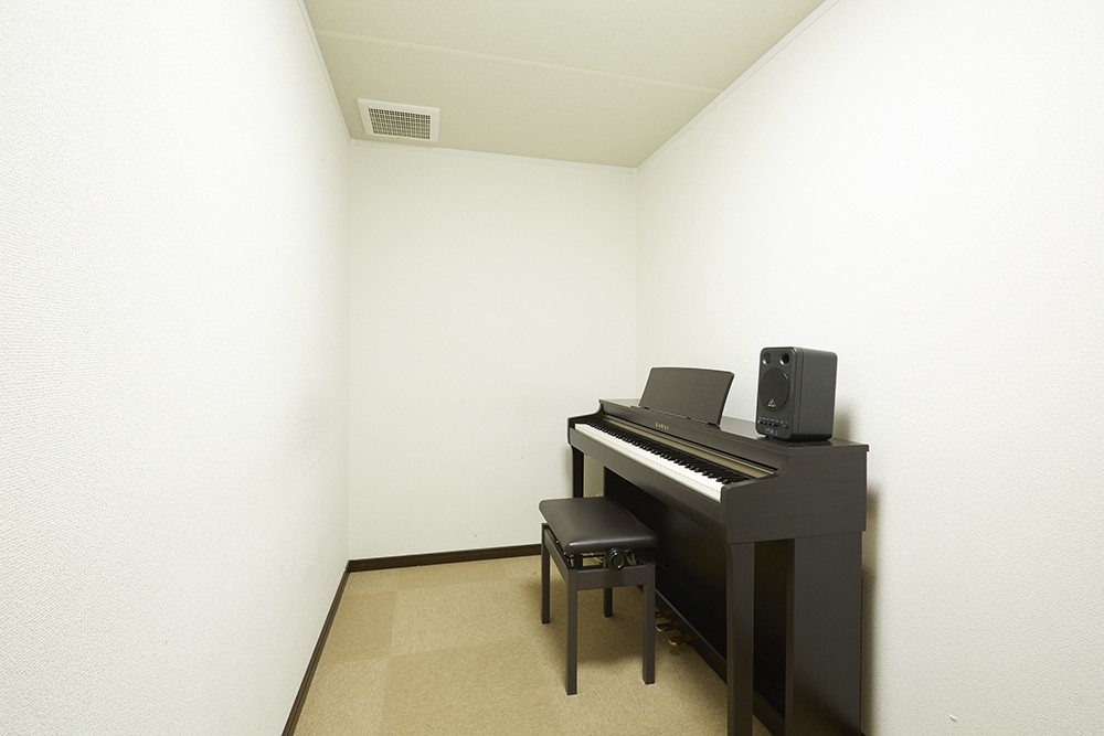 広さの異なるレッスン室が10部屋あり、アンプやキーボード等様々な設備も置いております。レッスン内容にあったお部屋をご利用いただけます。