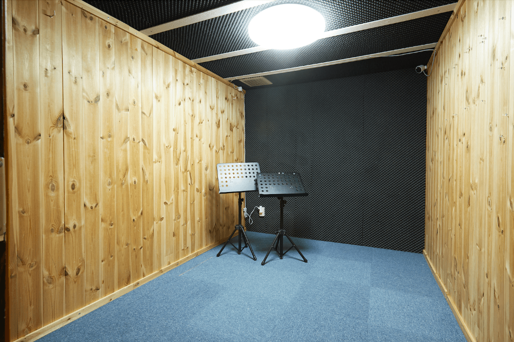 グループレッスンにも使える広いお部屋もご用意。琴やコントラバス、トロンボーンなど大きな楽器のレッスン時も安心です。