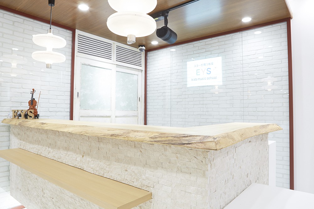 フロントでは各種楽器のレンタルも行っており、手ぶらでお越しいただけます。レッスンに関係あることも無いことも、お気軽にお話くださいね。