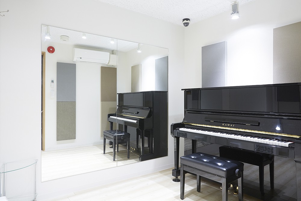 アップライトピアノも配備しています。生ピアノらしい打鍵感と音色を感じながら本格的なレッスンを受講いただけます。
