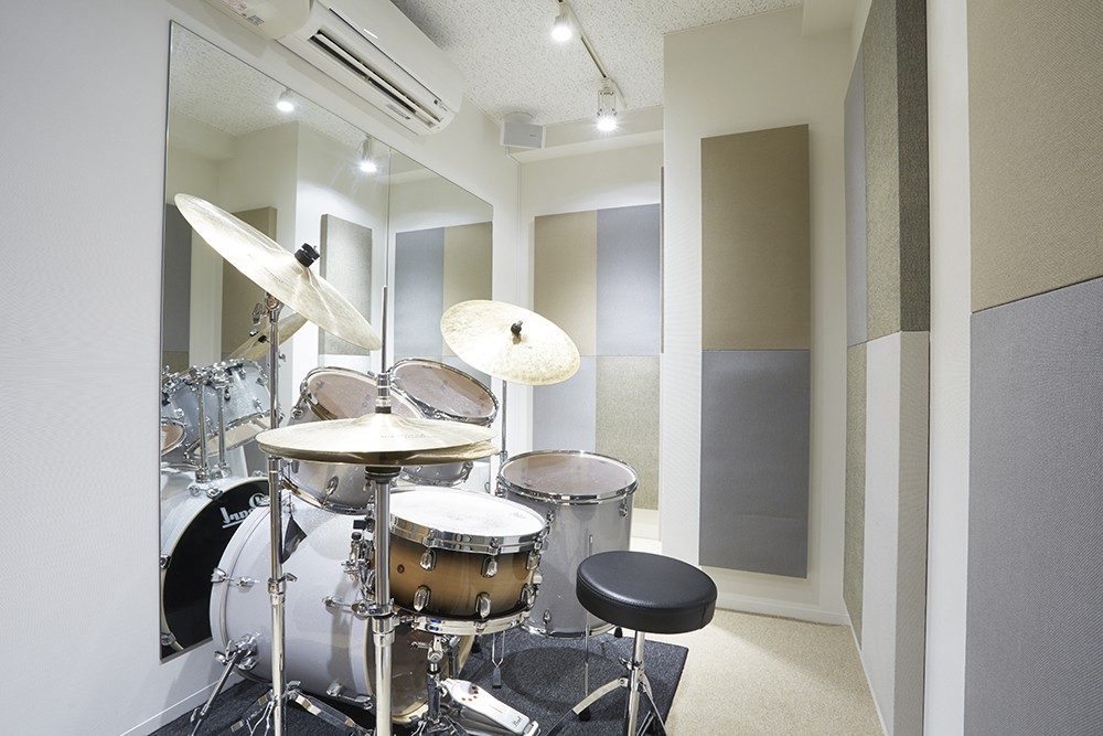 デザインにも品質にもこだわったドラムを配備。防音設備が万全なので、思いっきりドラムを叩けます。運動不足解消にもおすすめです。
