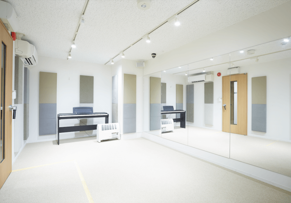 グループレッスンにも対応可能な広いレッスンルーム。大きな壁一面の鏡でご自身のレッスン姿もチェックできます。