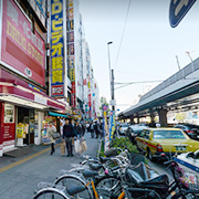 昭和通り口を出たら左折し、しばらくまっすぐ進みます。