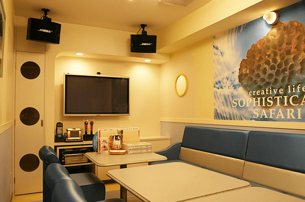 EYS音楽教室は、なんば駅から徒歩5分の立地に、カラオケ館とコラボで音楽教室を設立いたしました。ボーカル以外も様々な楽器が習えます。もっと気軽に、もっと楽しく音楽を始めたい方を応援します！