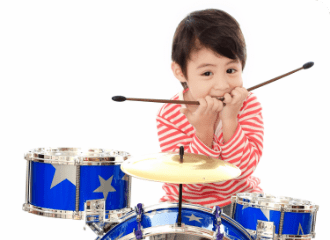 「ドラム」「ドラムは理論より体感して楽しく学んでいける楽器のひとつ。EYS-Kids音楽教室でも人気が高く、長く続けられる一押しコースです。」