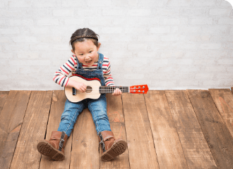 「ギター」「基礎的な練習だけではなく自分の好きな曲を奏でるという経験の中から、感性を磨き楽しくテクニックを習得します。」