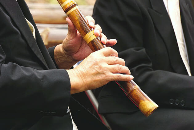 尺八を吹く男性